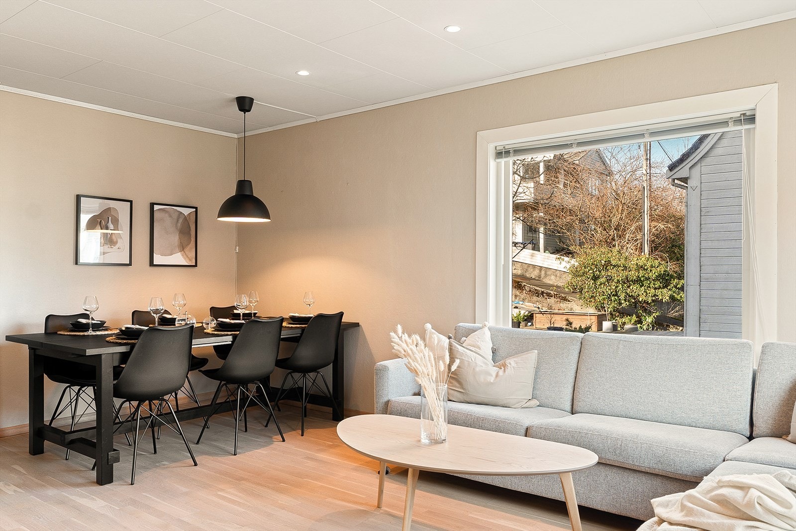 Stuen har god planløsning med plass til sofa- og spisegruppe. Galleribilde