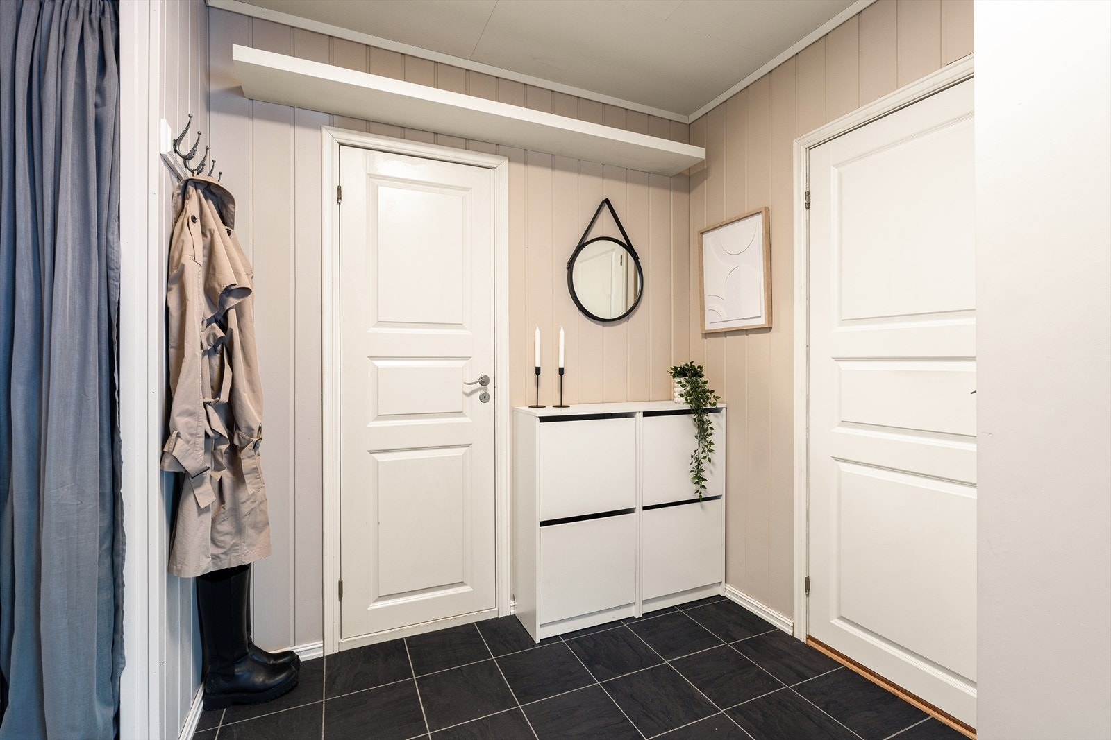 Velkommen inn! Entreen har en naturlig tilknytning til resten av boligen. Det er plass til garderobeskap og skohylle. Galleribilde