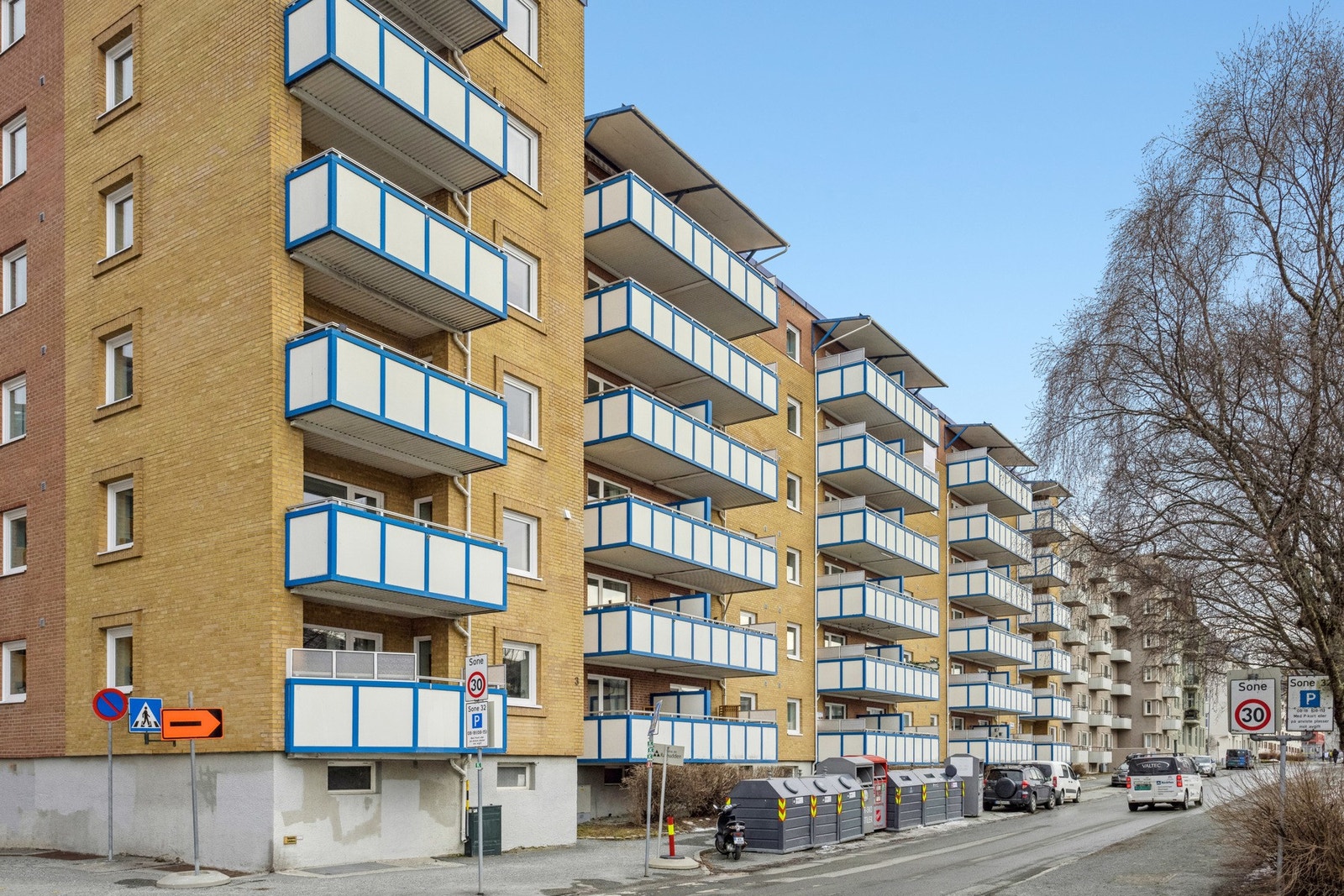 Borettslaget har parkeringsplasser for tildeling.
I oppgang A og D er det personheis fra kjeller til 5etasje. Det er forbindelseskorridor i 5.etasje og 6.etasje mellom oppgangene A og B og mellom D og C. Galleribilde