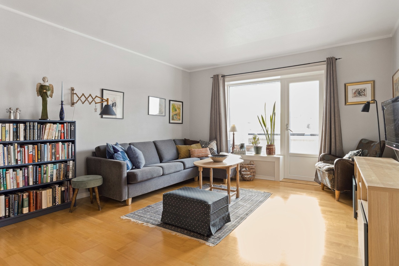 Stor stue med plass til både sofagruppe og spisegruppe. Galleribilde