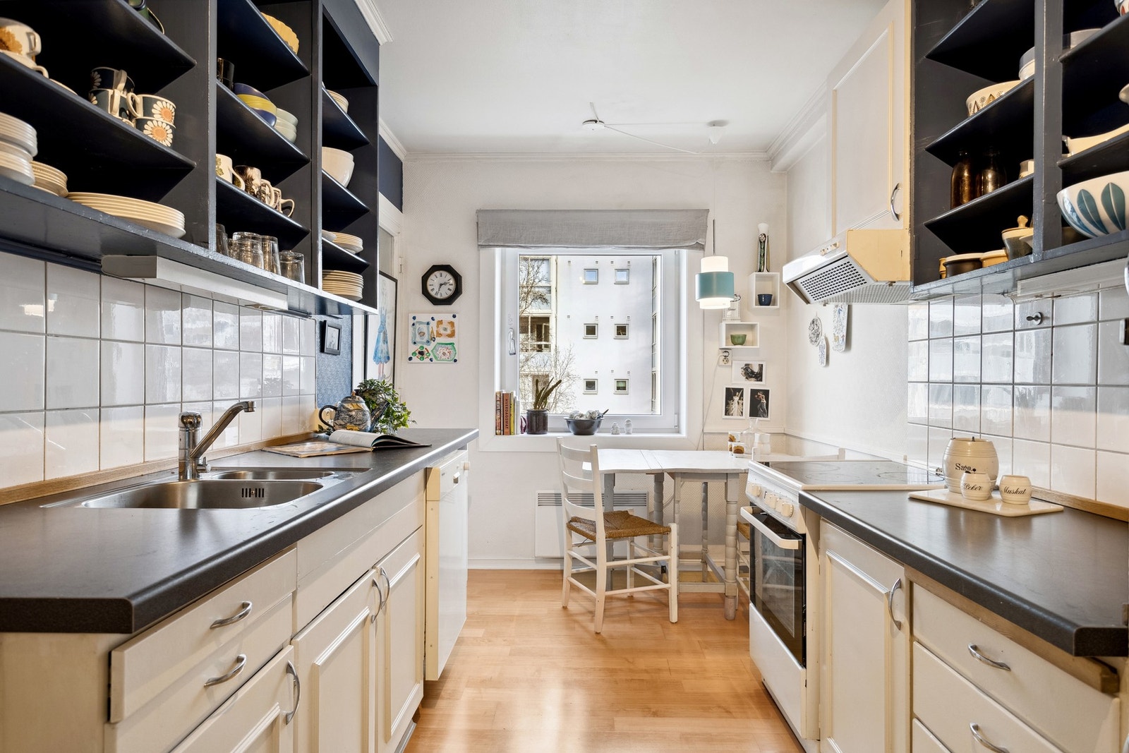 Adskilt kjøkken med inngang til vaskerom. Galleribilde