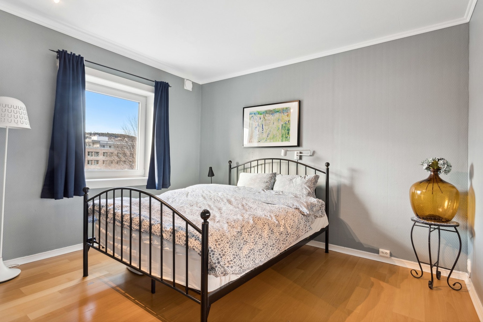 Hovedsoverommet har god plass til stor seng og skyvedørsgarderobe. Galleribilde