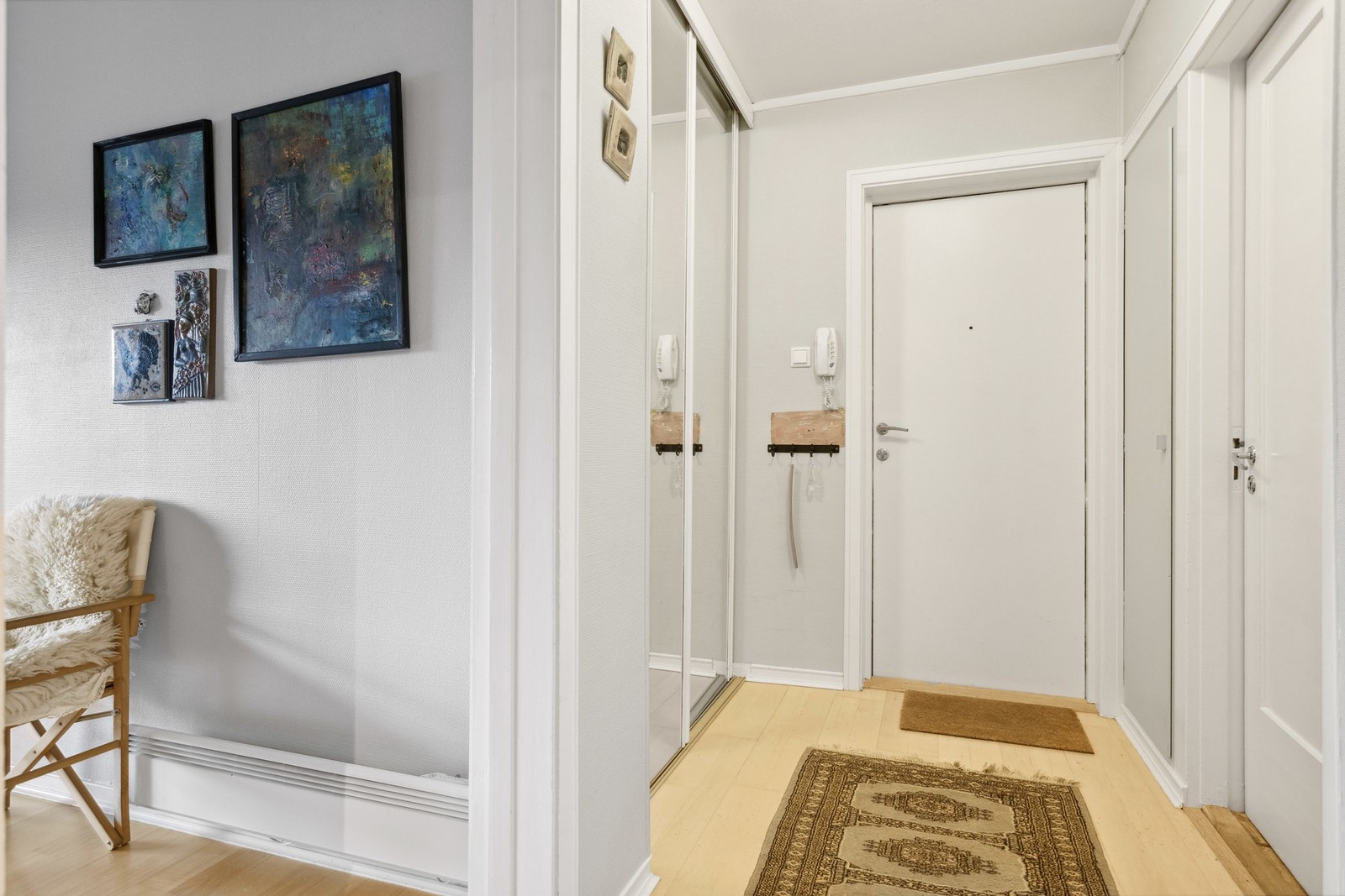 Entre med skyvedørsgarderobe. Galleribilde