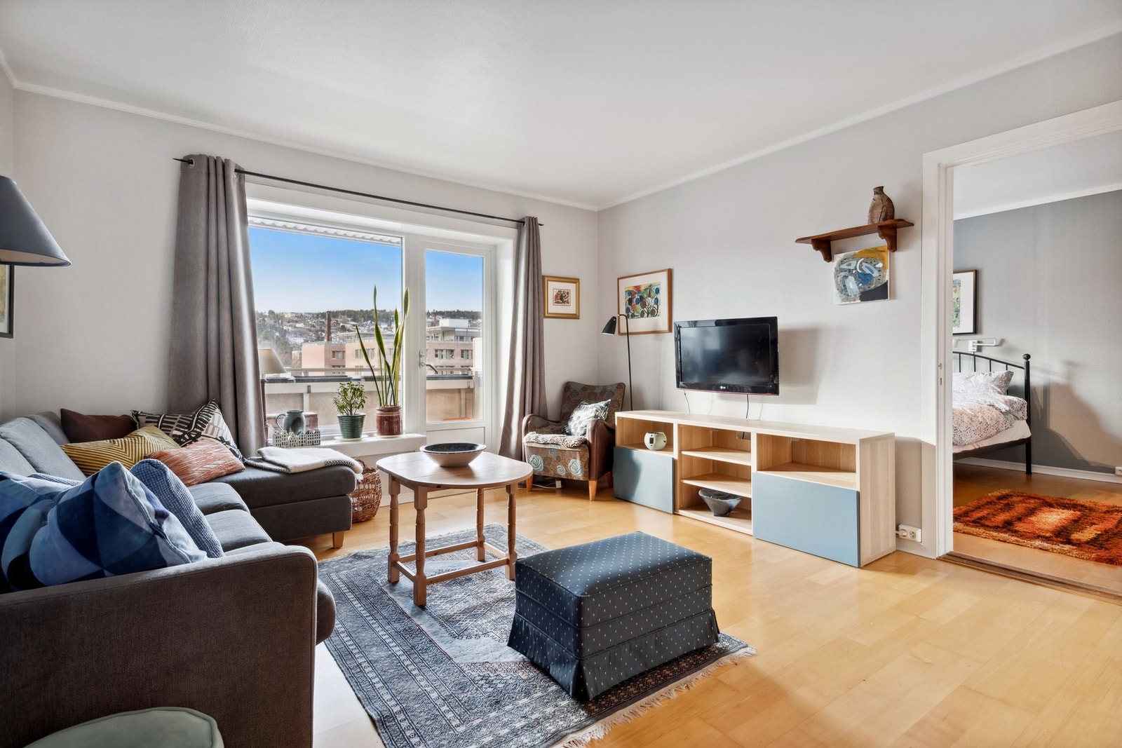 Lys og romslig stue. Galleribilde