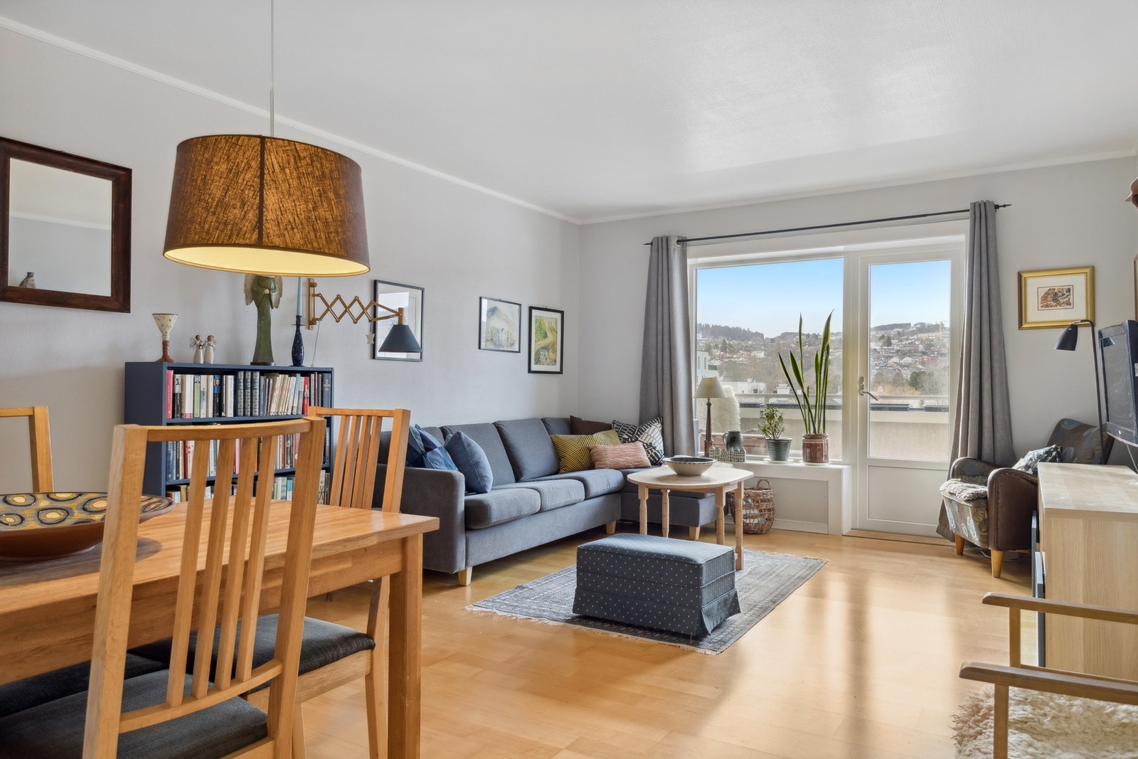 Fra stuen er det utgang til balkong. Galleribilde