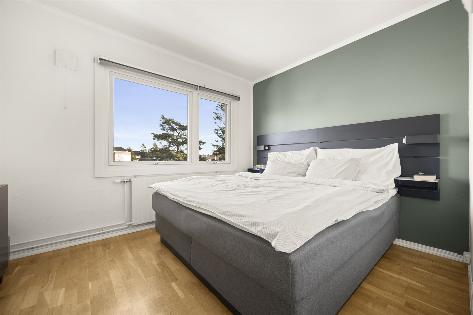Hovedsoverom med god plass til dobbeltseng og garderobeskap. Galleribilde