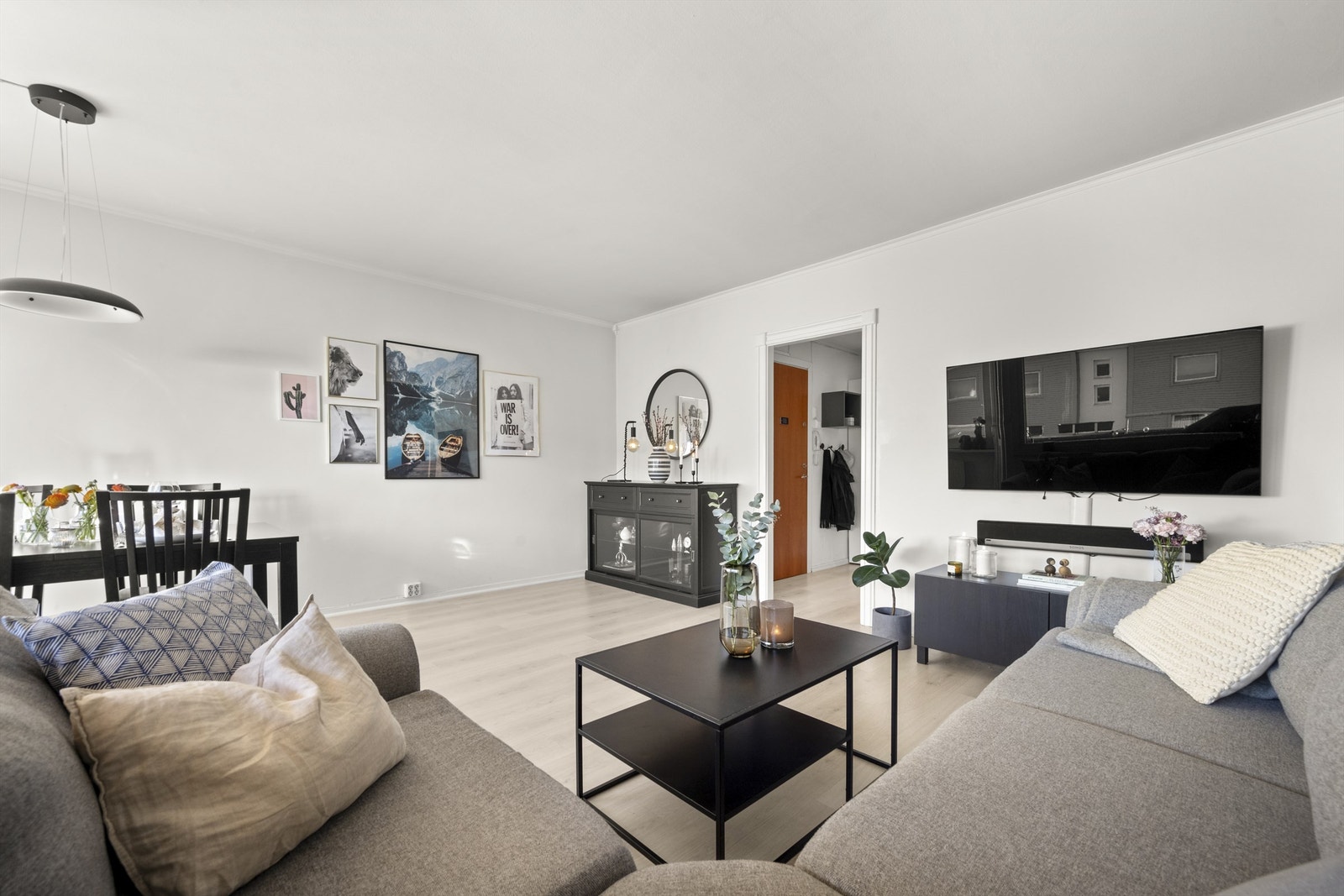 Leiligheten er malt i tidsriktige farger. Galleribilde
