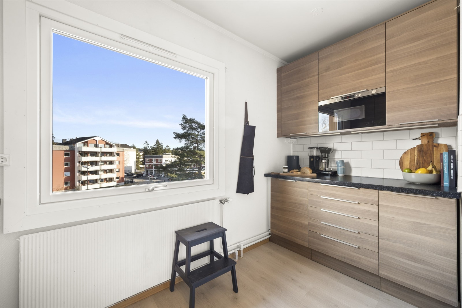 Plass til lite kjøkkenbord ved vindu. Galleribilde