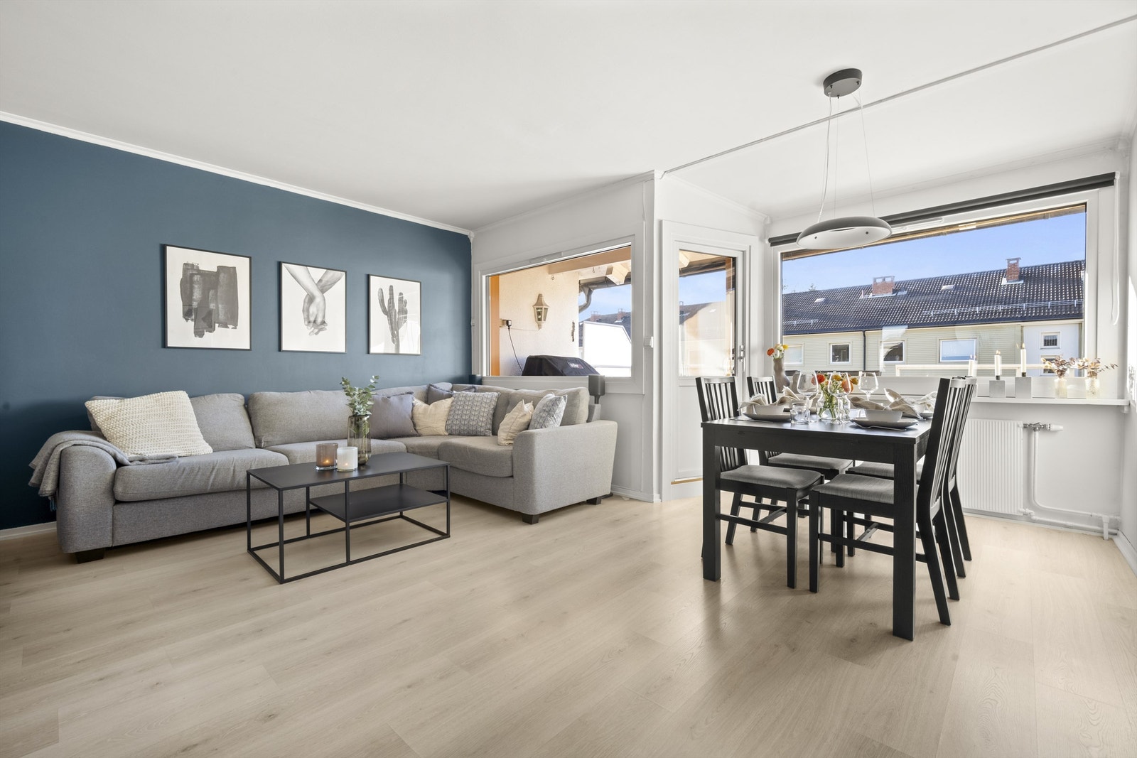 Romslig stue med god plass til sofagruppe samt spisebord. Galleribilde