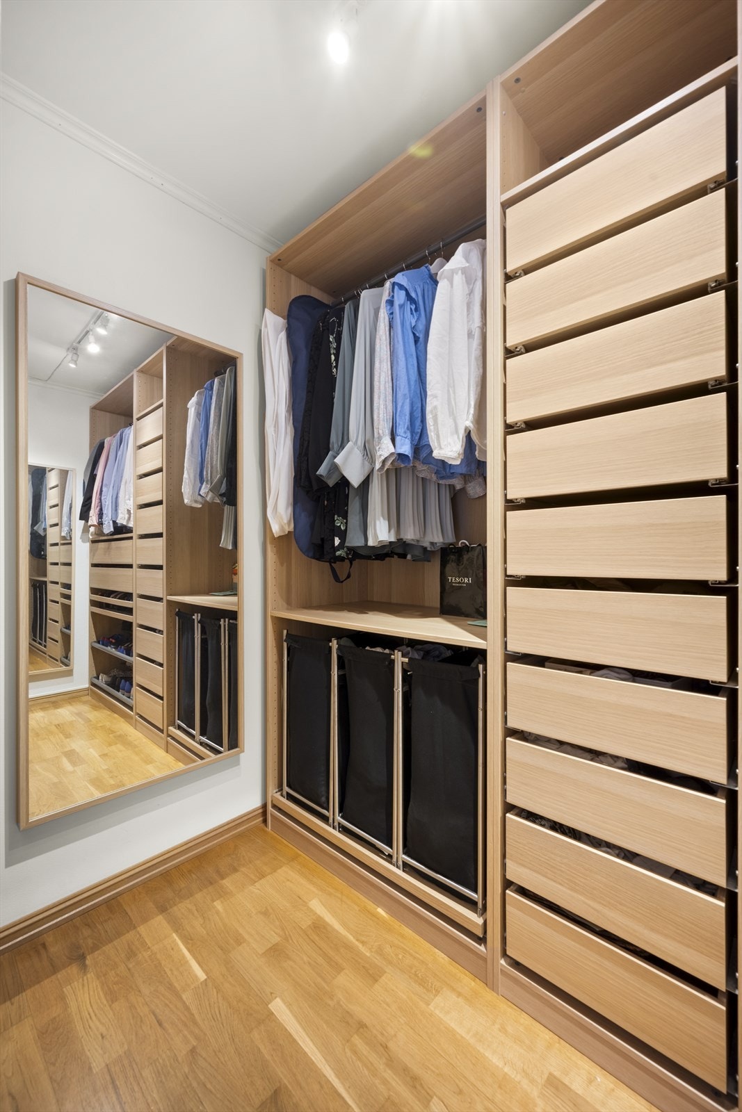 Innvendig bod er gjort om til praktisk walk in closet. Galleribilde