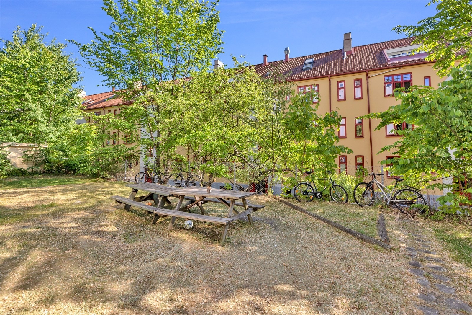 Hyggelig bakgård som fritt kan brukes av beboerne. Bakgård kan brukes til sykkelparkering Galleribilde