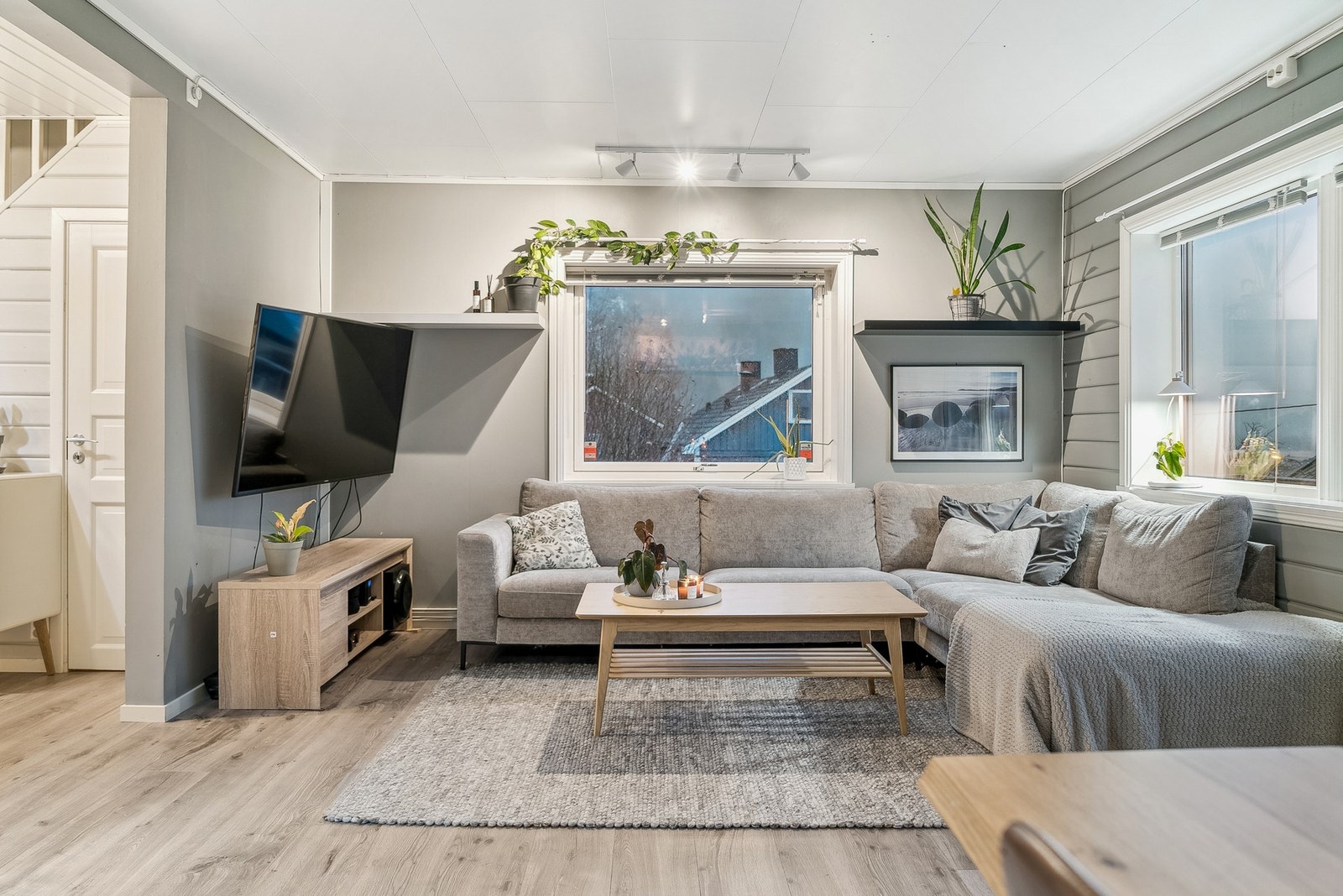 Nøytrale og delikate farger på overflatene. Galleribilde
