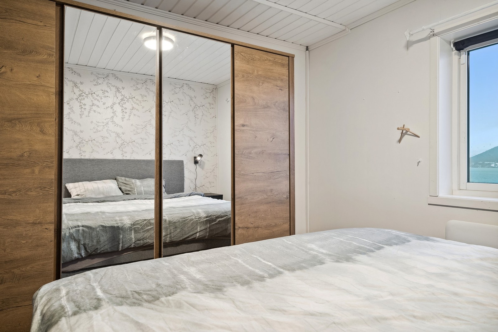Praktisk skyvedørsgarderobe. Galleribilde