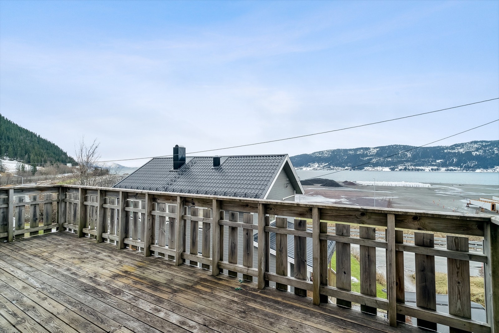 Romslig terrasse på ca. 23 kvm. med pen utsikt mot Ranfjorden. Galleribilde