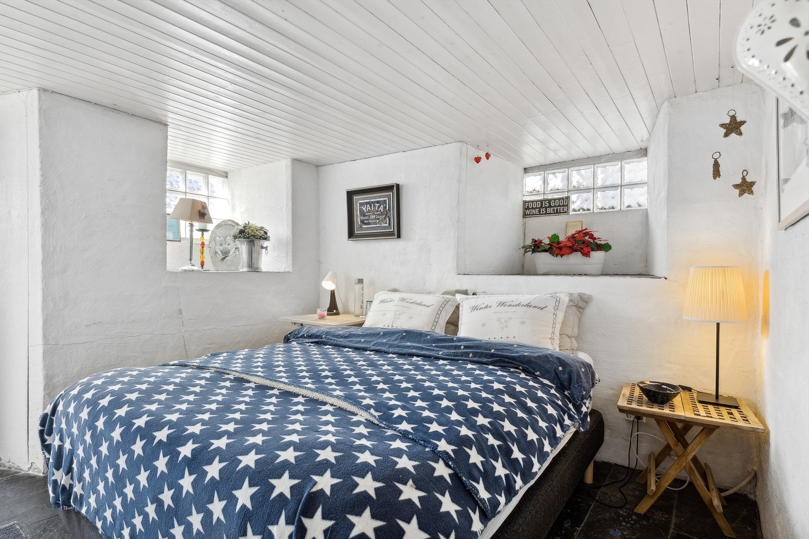 Soverom med egen utgang til solrikt uteområde. Galleribilde