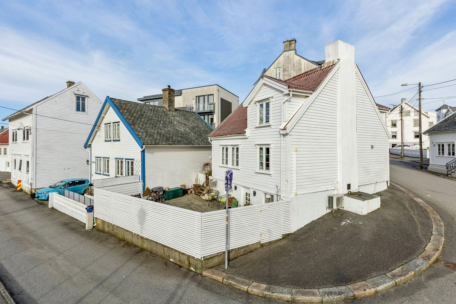 Sjarmerende og innholdsrik enebolig med flott, tilbaketrukket beliggenhet på sentrale Hasseløy. Galleribilde