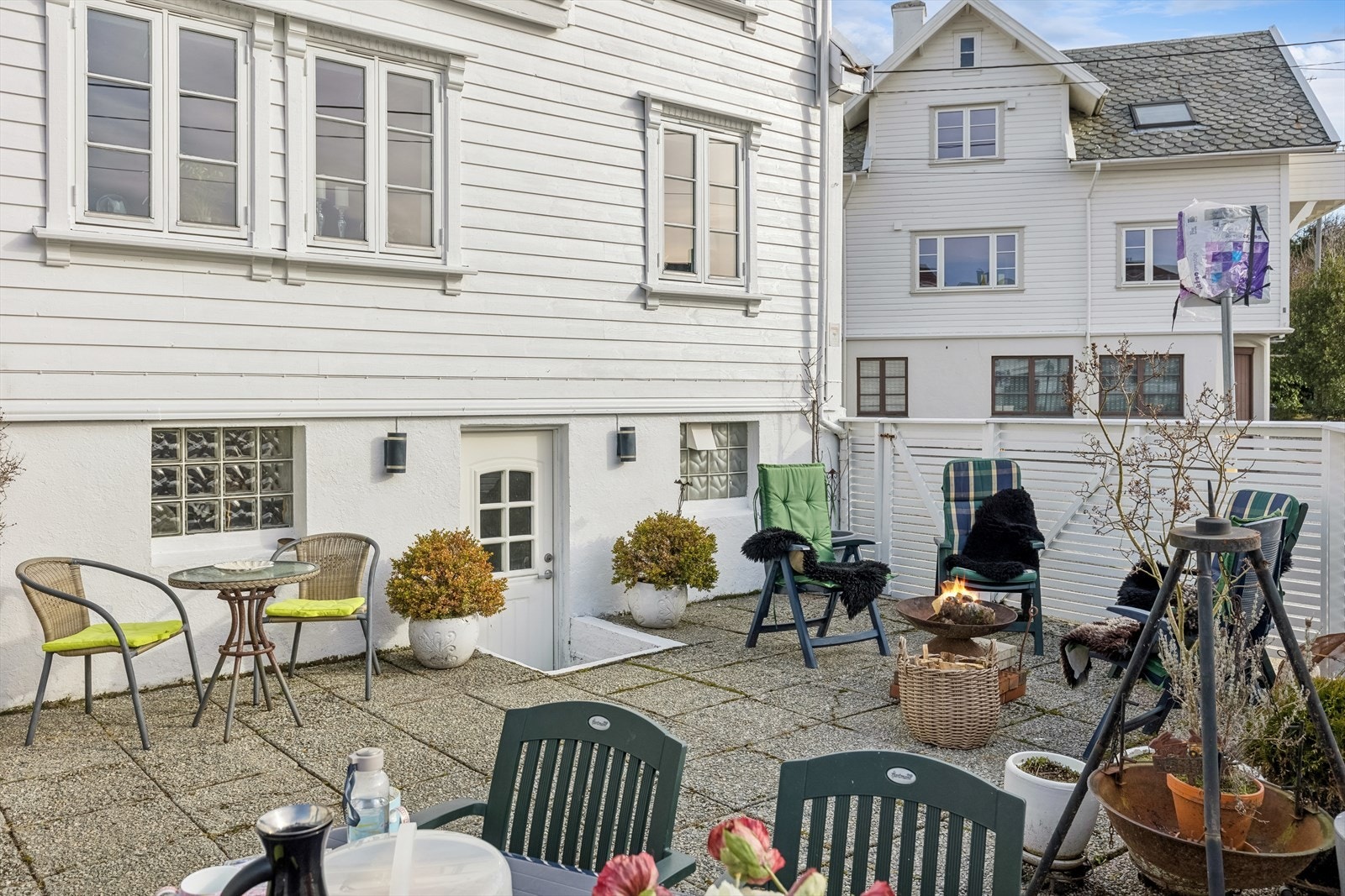 Pent opparbeidet med skiferstein, heller og terrasse, meget lettstelt. Galleribilde