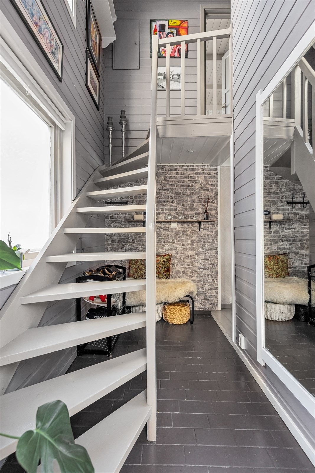Trivelig entrè med stilig trapp som ønsker deg velkommen inn! Galleribilde