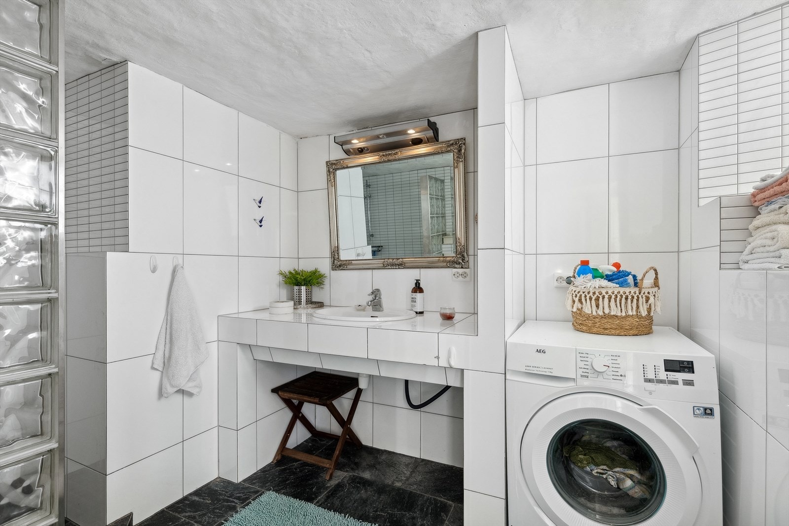Helfliset bad/vaskerom med varme i gulv. Galleribilde