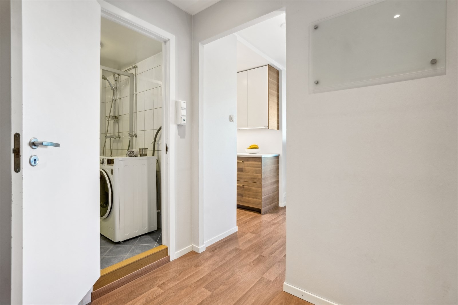 Innbydende entré med god plass til å henge fra deg yttertøyet i en skyvedørsgarderobe med heldekkende speil. Galleribilde