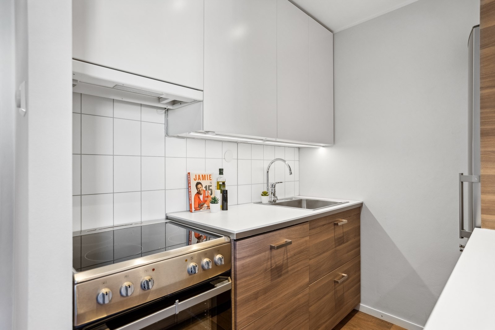 Det er kullfilter ventilator over kokesone og komfyrvakt for ekstra sikkerhet. Galleribilde