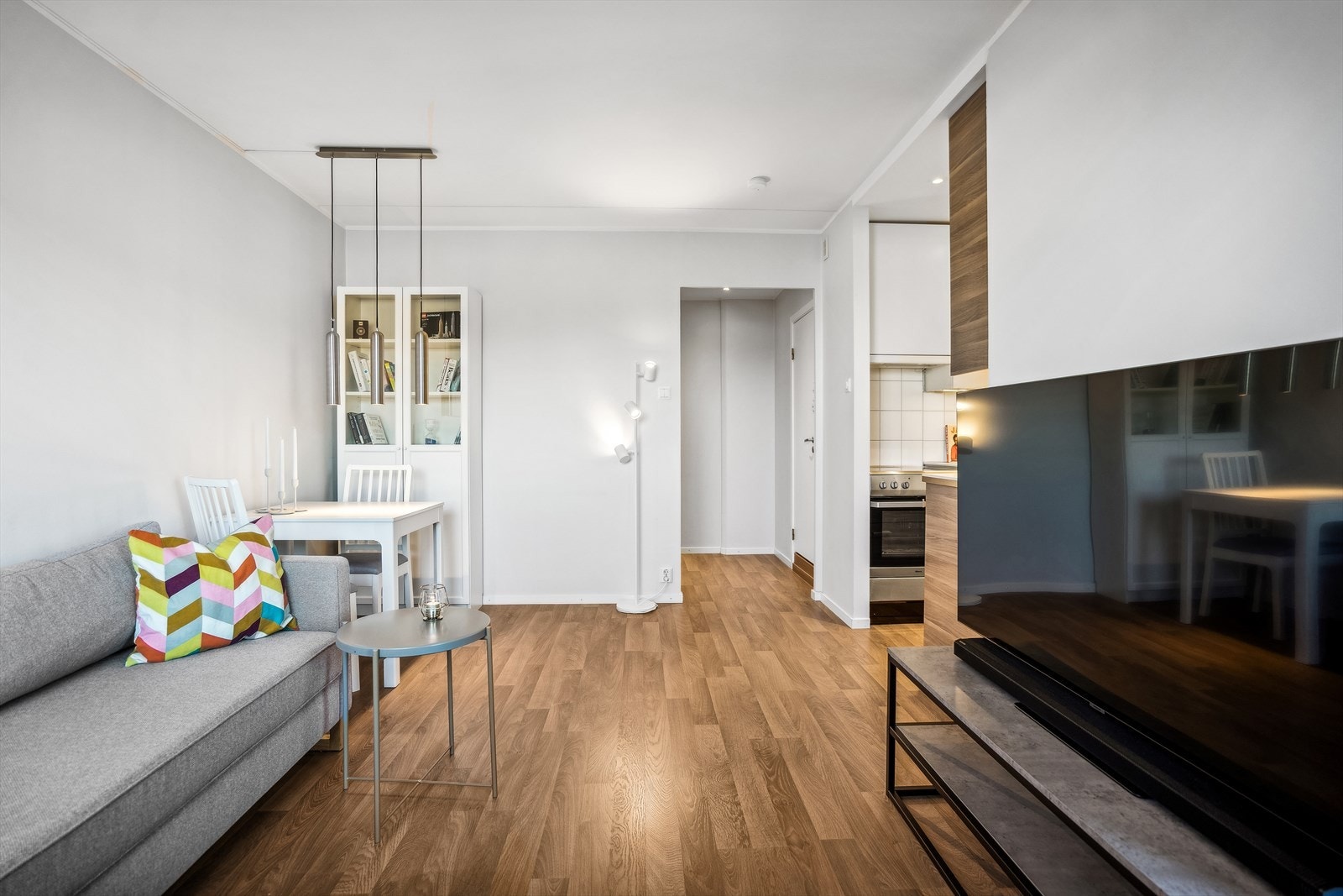 Stuen oppleves som lys og hyggelig. Det er gode innvendige lysforhold. Galleribilde