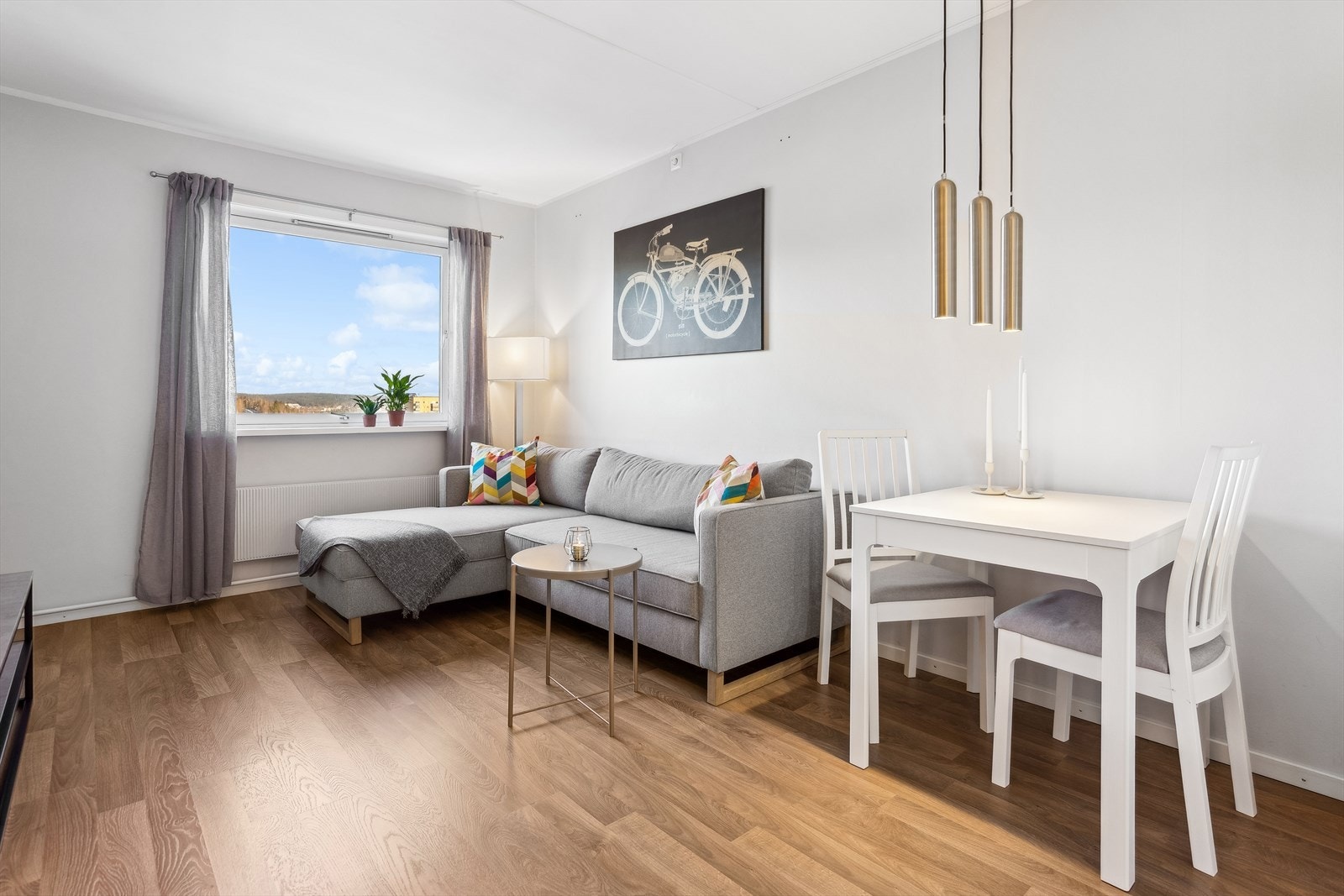 Dette er en pen og velholdt leilighet med laminat på gulv fra 2015 og malte overflater. Galleribilde