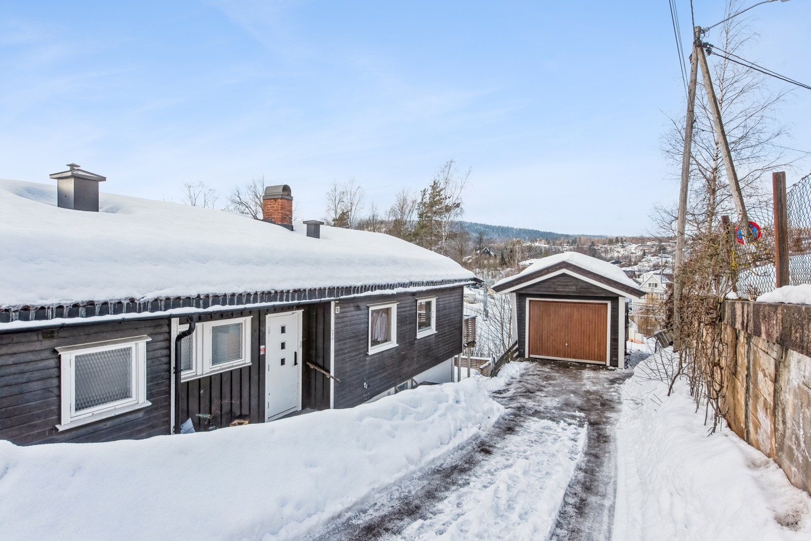 Innkjørsel og garasje med ladeboks til elbil (stor bod under garasje) Galleribilde