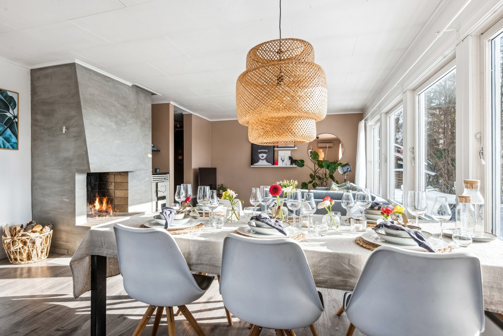 Det er både hyggelig åpen peis og vedkamin Galleribilde