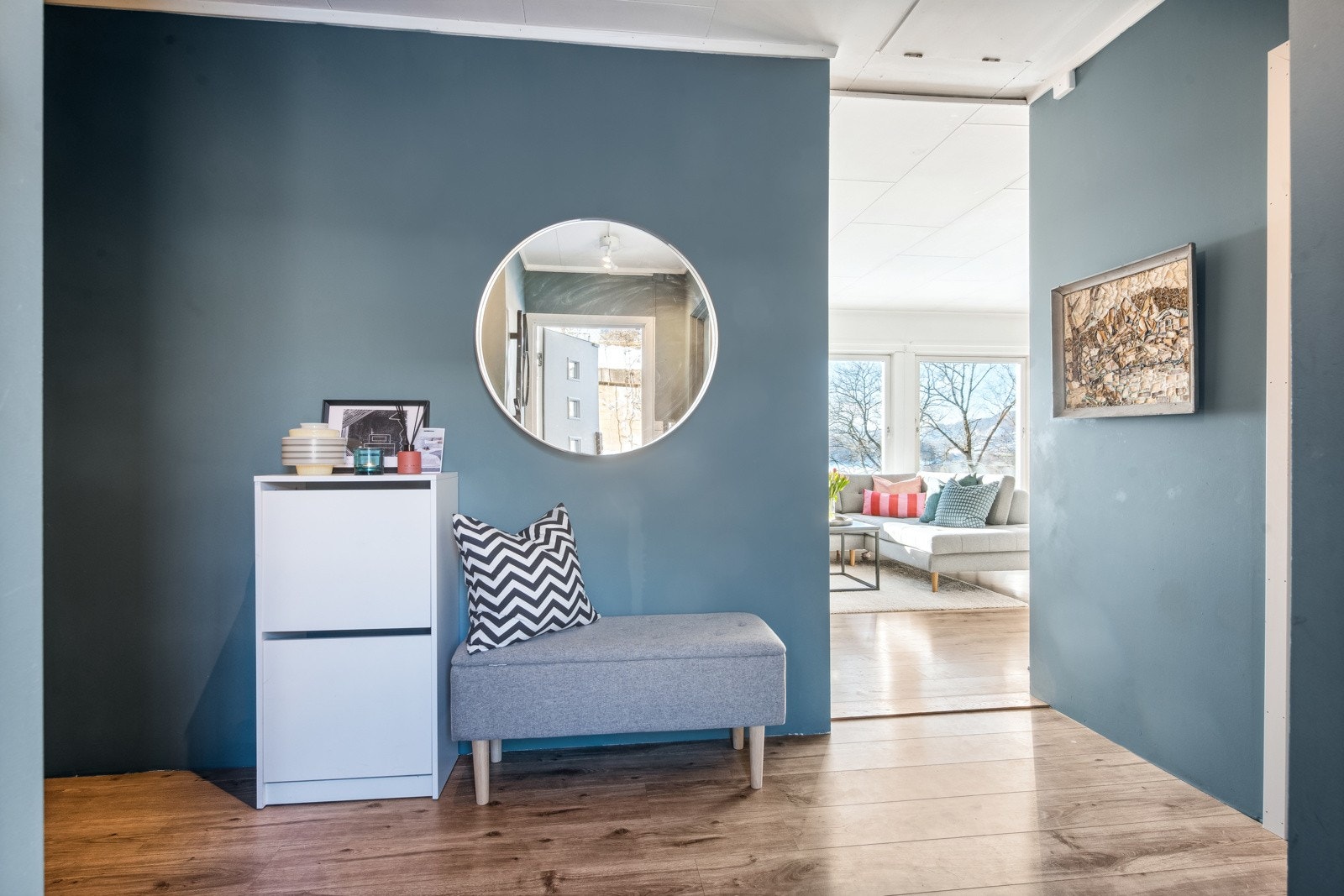 Entre med luke til lagringsloft Galleribilde