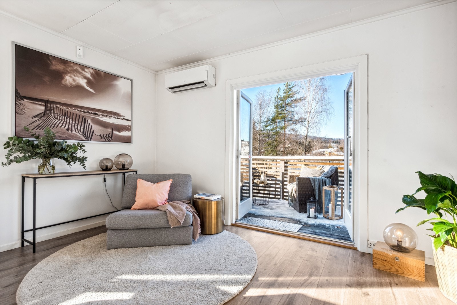 Det er utgang til en flott, sydvestvendt uteplass med svært gode solforhold Galleribilde