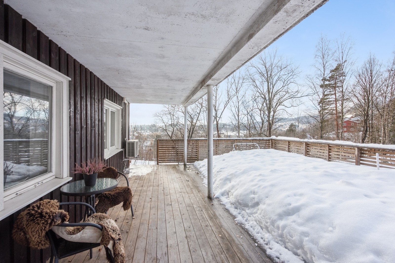 Uteområdet er perfekt for barn - med god plass til lek, ballspill, trampoline etc Galleribilde