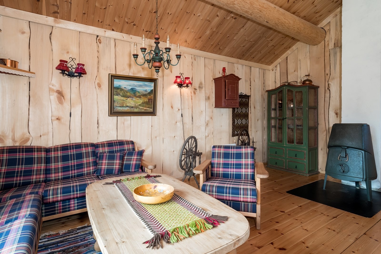 Her er det gode møbleringsmuligheter og plass til både sofagruppe og langbord. Galleribilde