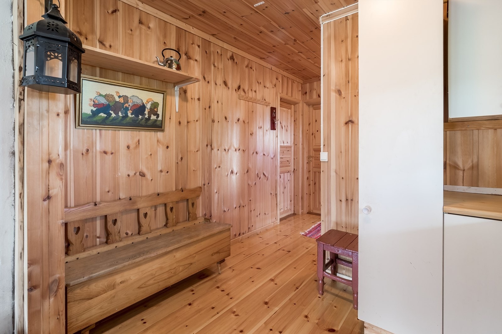 Fra kjøkkenet om mot entréen. Galleribilde