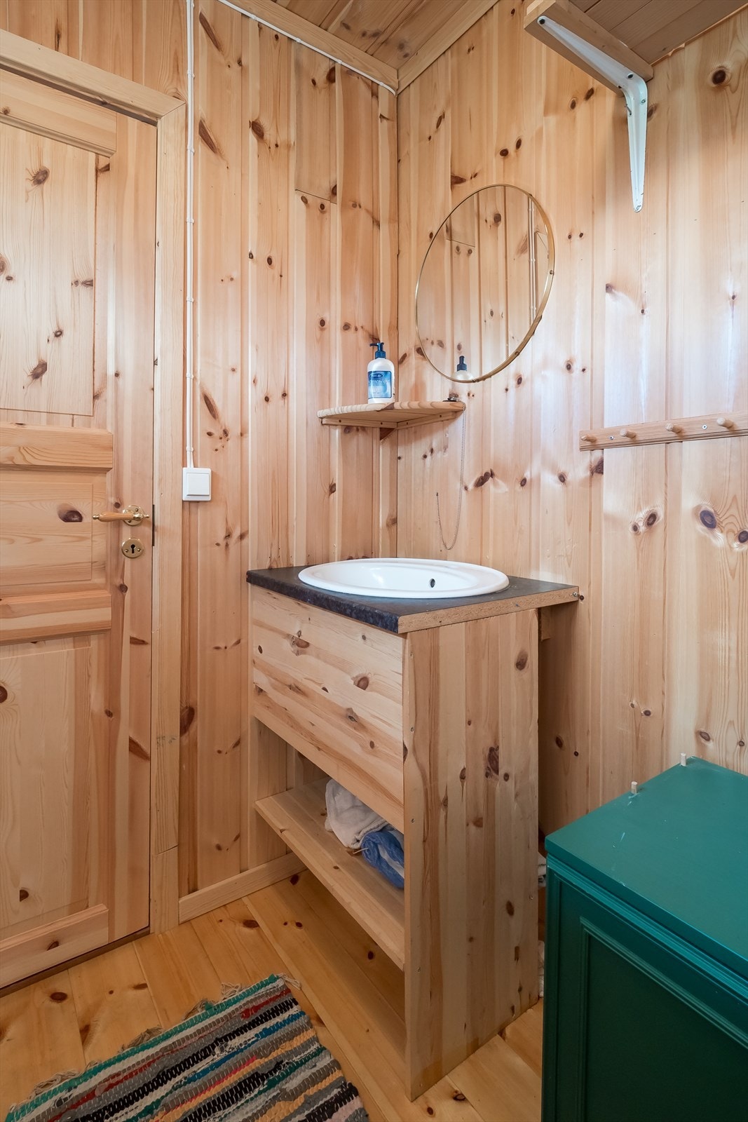 Stellerom innredet med plassbygget innredning med nedfelt servant. Galleribilde