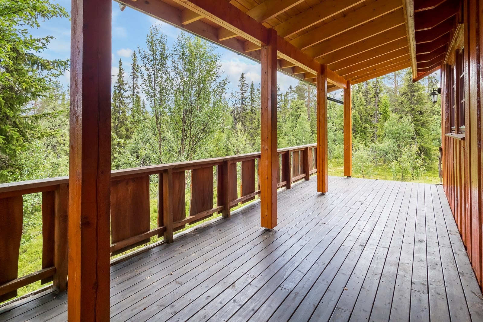 Stor terrasse i forbindelse med inngangspartiet. Galleribilde