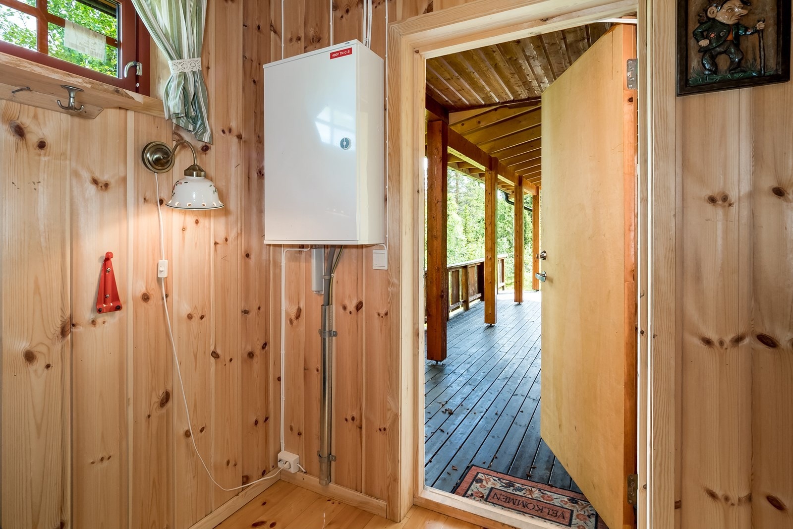 Fra entréen og mot terrassen. Galleribilde