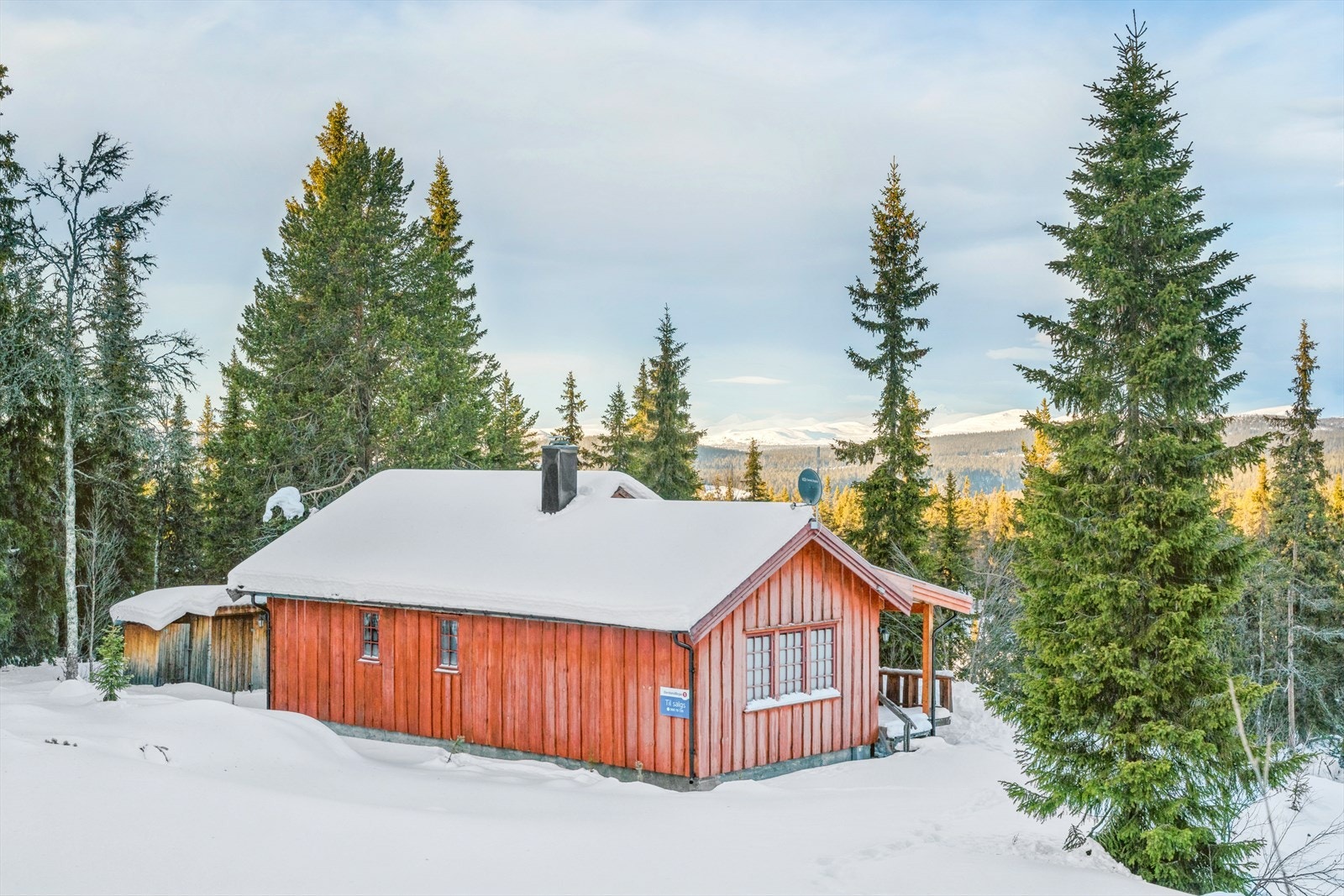 Eiendommen har utsikt rett inn i Rondane og ved å fjerne ytterligere 4/5 trær vil utsikten bli bedret vesentlig. Galleribilde