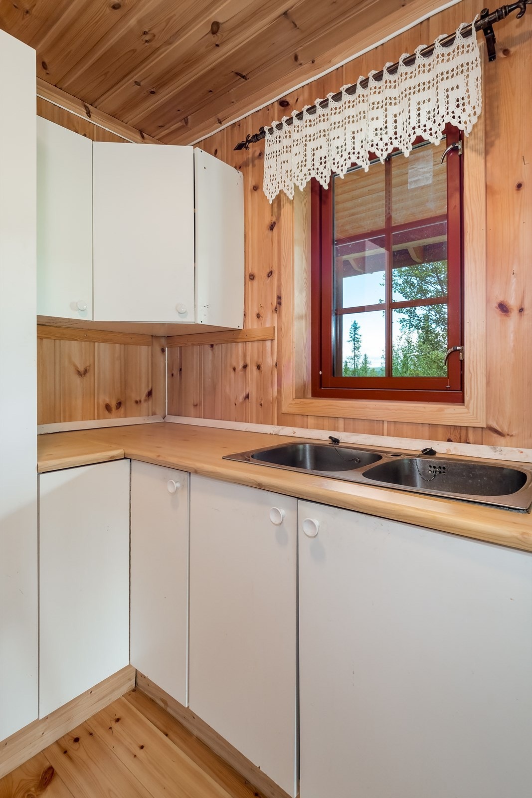 Nedfelt oppvaskkum med avløp til grunn. Galleribilde