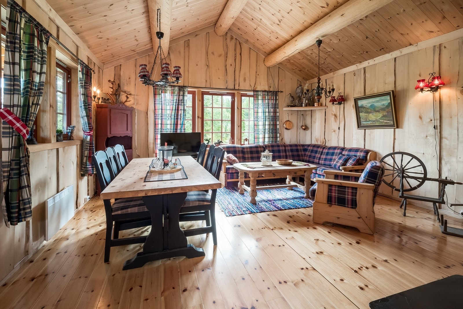 Koselig stue med åstak som gir god romfølelse. Galleribilde