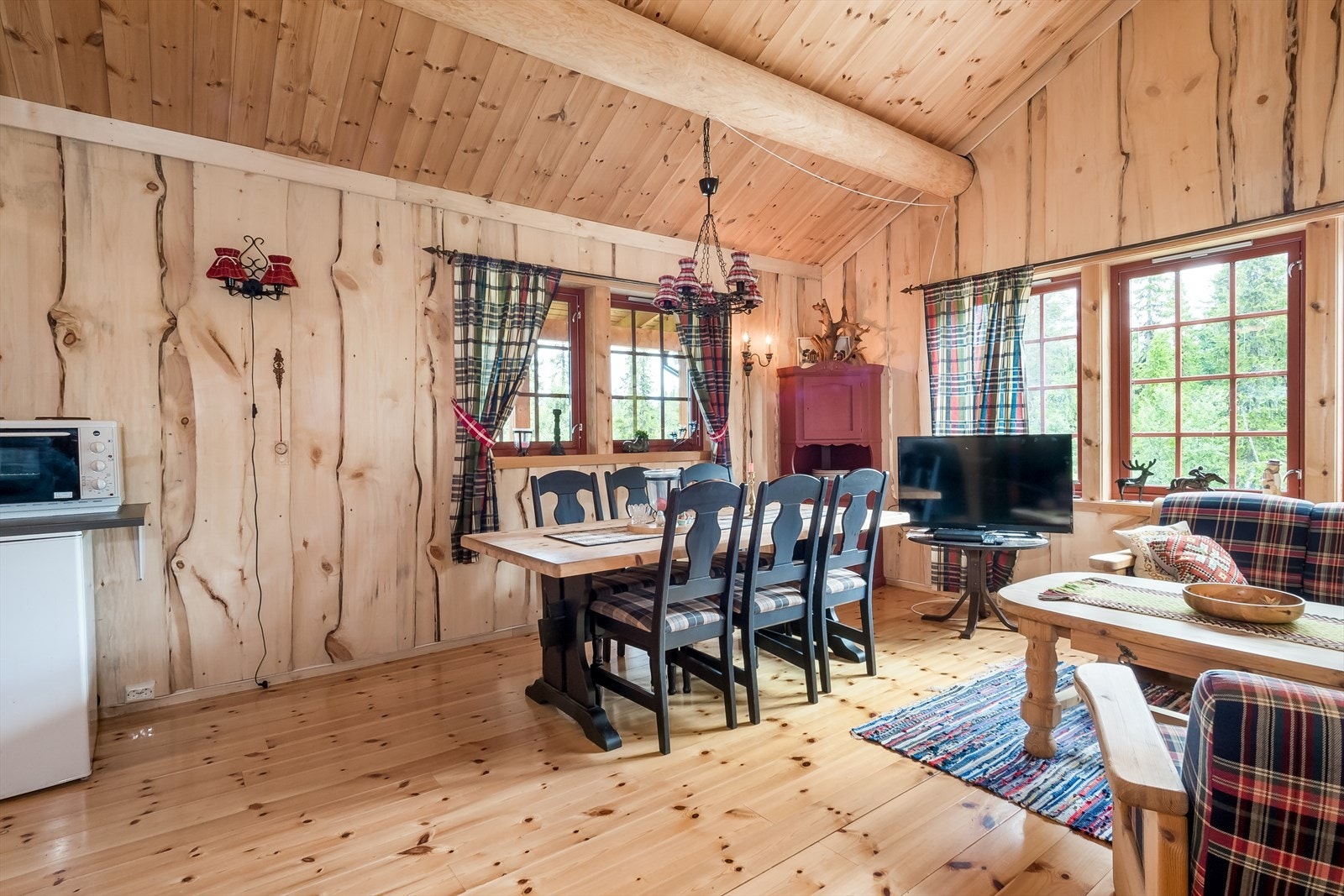 Spiseplassen er praktisk plassert ved kjøkkenet. Galleribilde