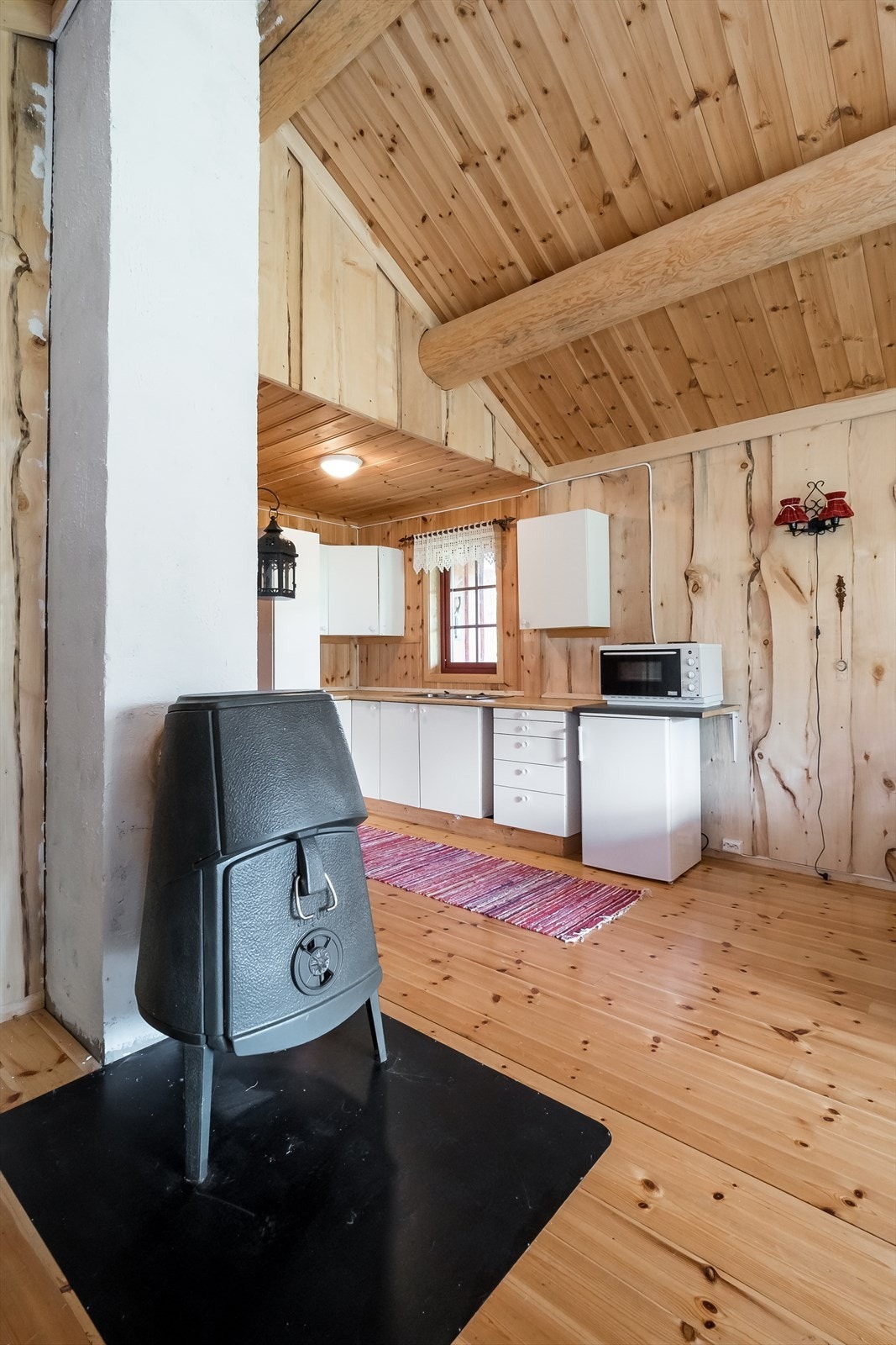 Vedovnen danner midtpunktet i stua og gir god og lun varme. Galleribilde