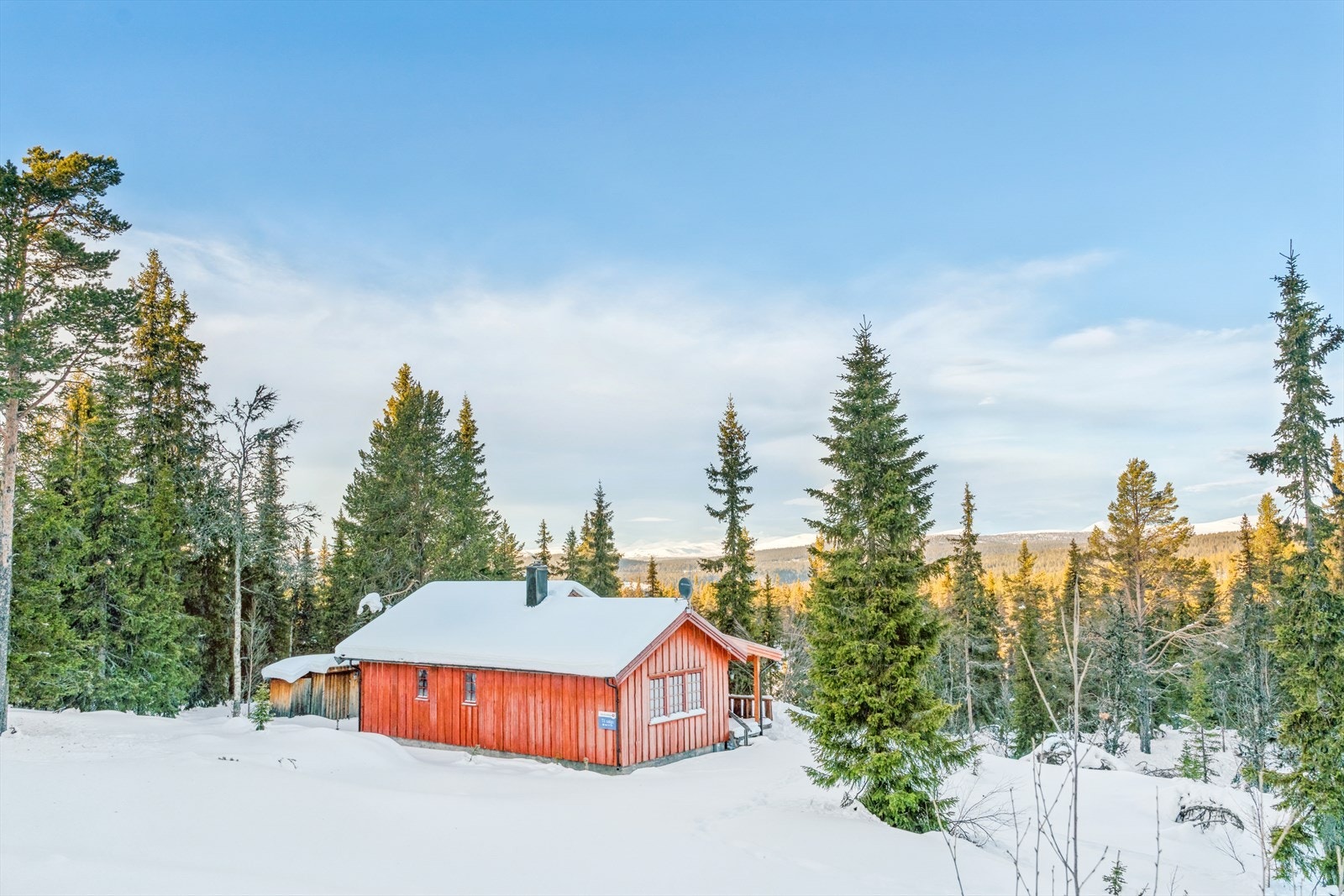 Kort vei til Måsåplassen Turistsenter m/ kafèdrift og nærbutikk. Oppkjørte skiløyper og flotte turstier i nærområdet. Galleribilde