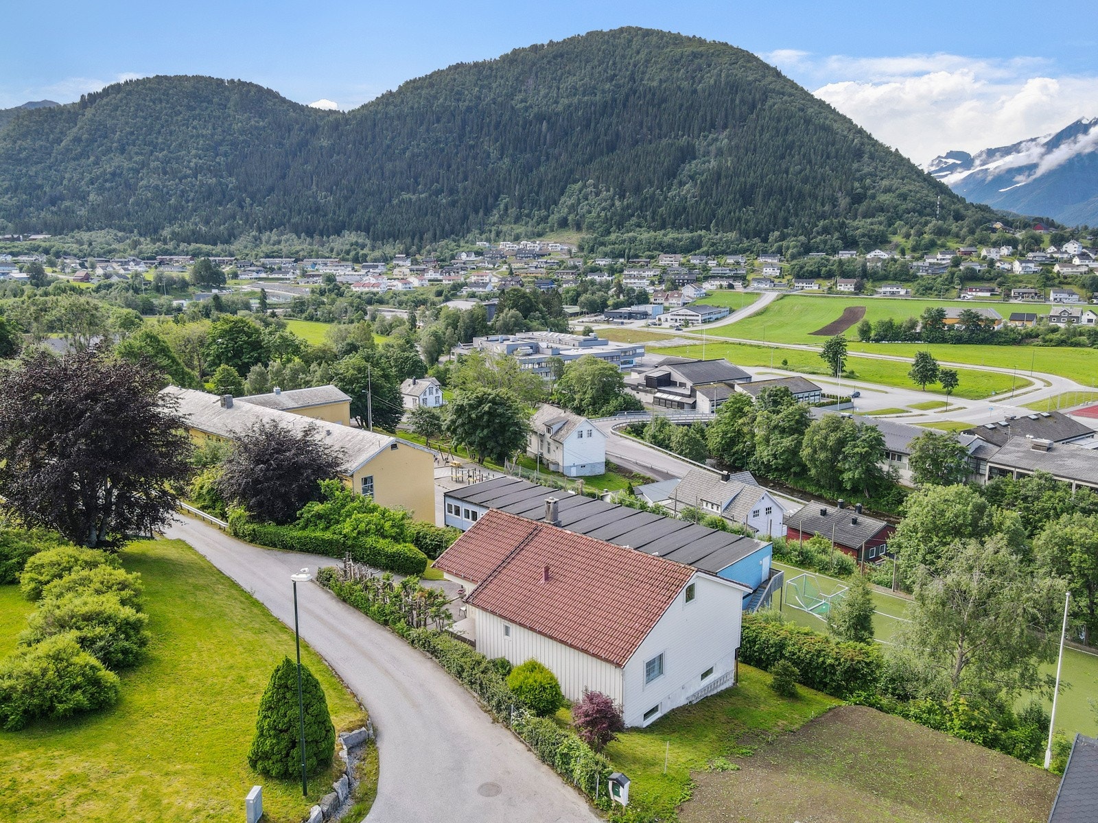 Meget sentral beliggenhet med kort vei til både barne-, ungdom-, og videregående skole. Galleribilde