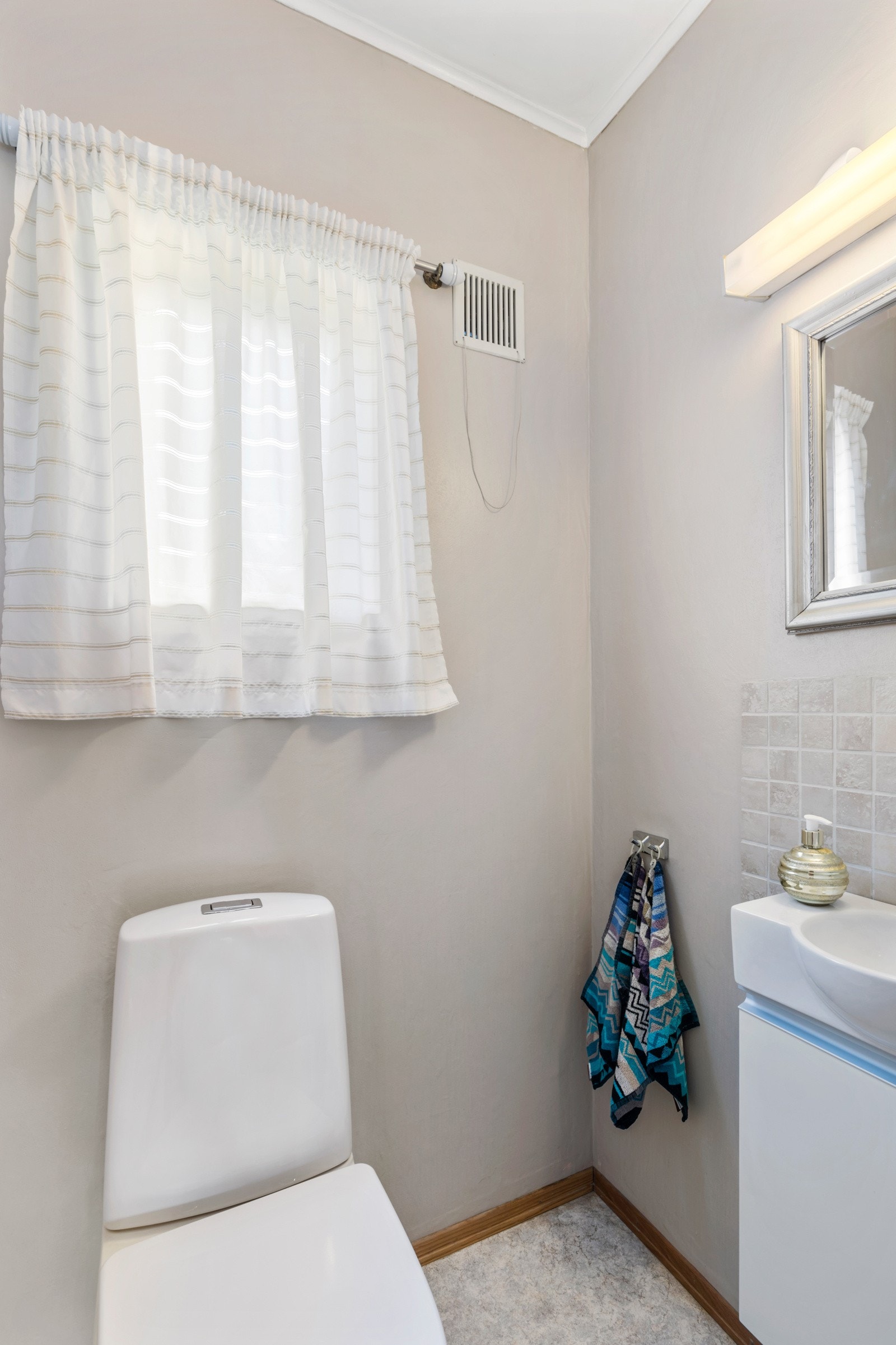 I tillegg har etasjen separat wc-rom med belegg på gulv, toalett og servant. Galleribilde
