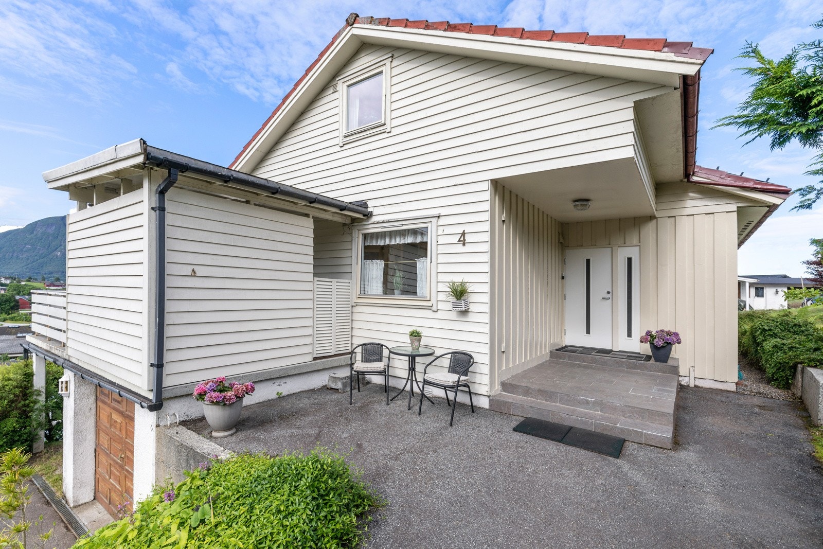 Koselig inngangsparti hvor morgensolen kan nytes. Galleribilde