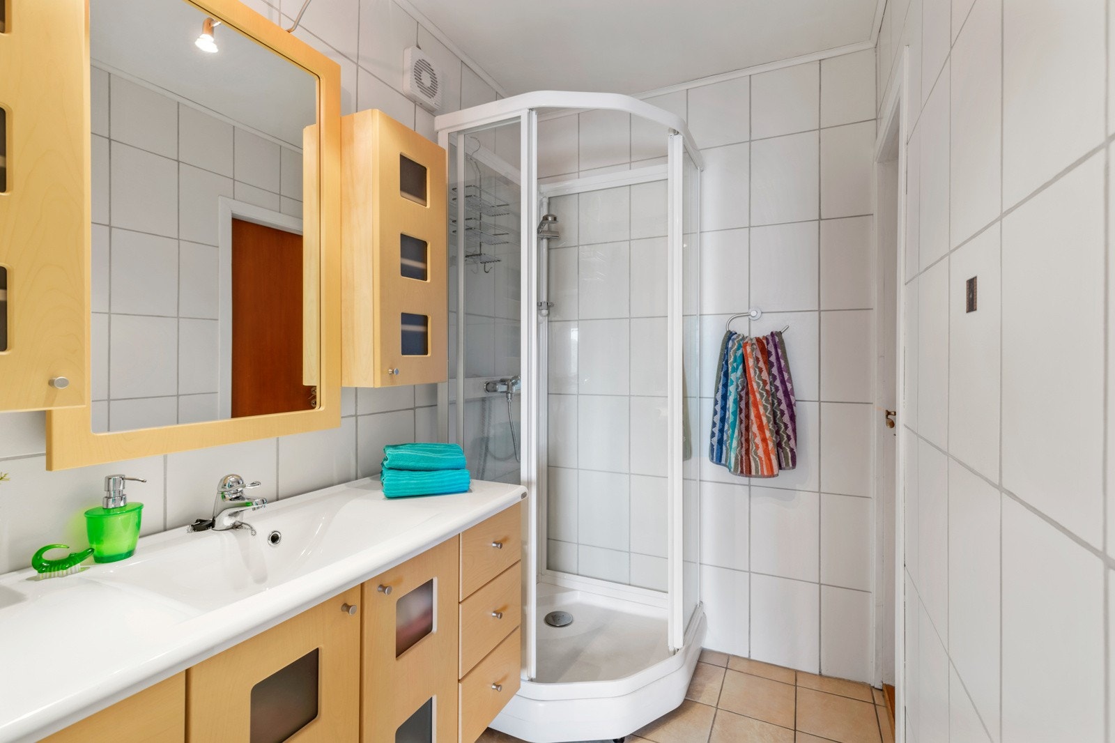Badet i hovedetasjen ble oppusset i 2008 og har flis på gulv og vegger. Galleribilde