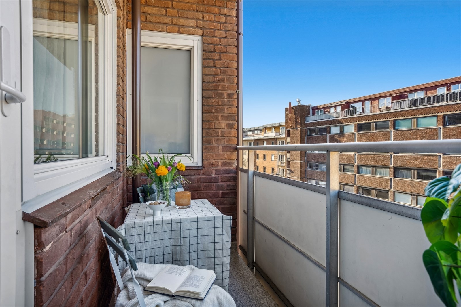 Fra stuen er det utgang til en solrik nordvestvendt balkong i på 3,5 m². Galleribilde