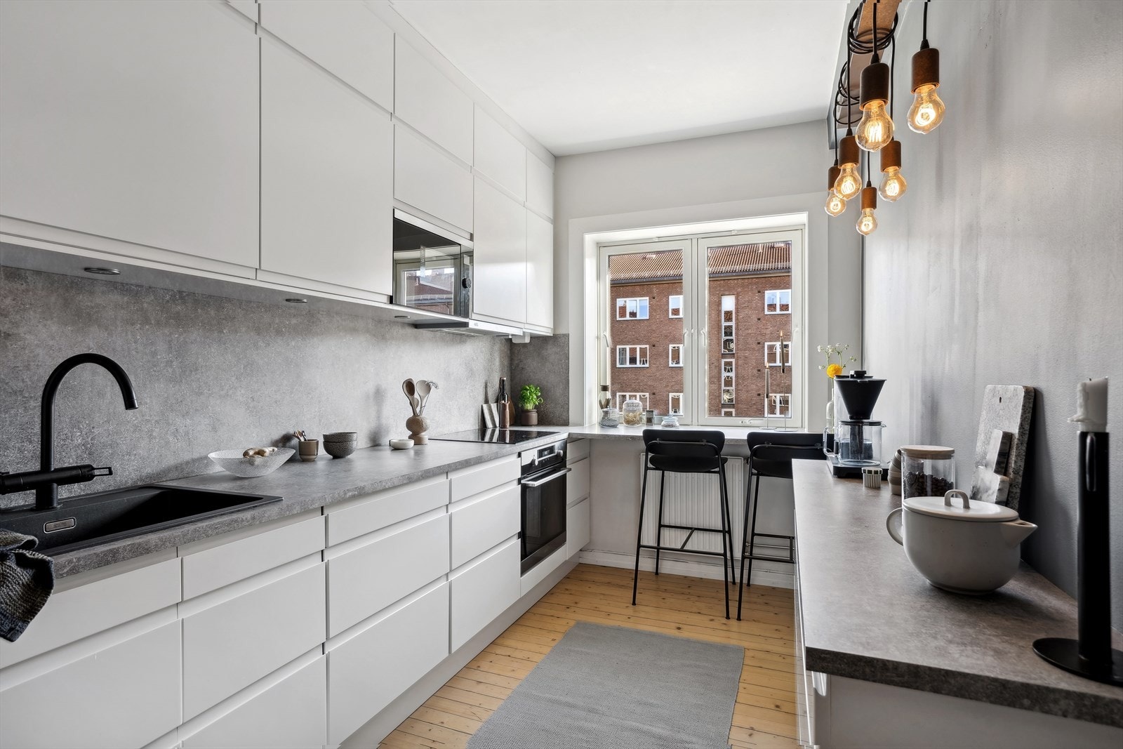 Her får du et lekkert HTH kjøkken fra 2019, med folierte fronter og laminat benkeplate. Galleribilde