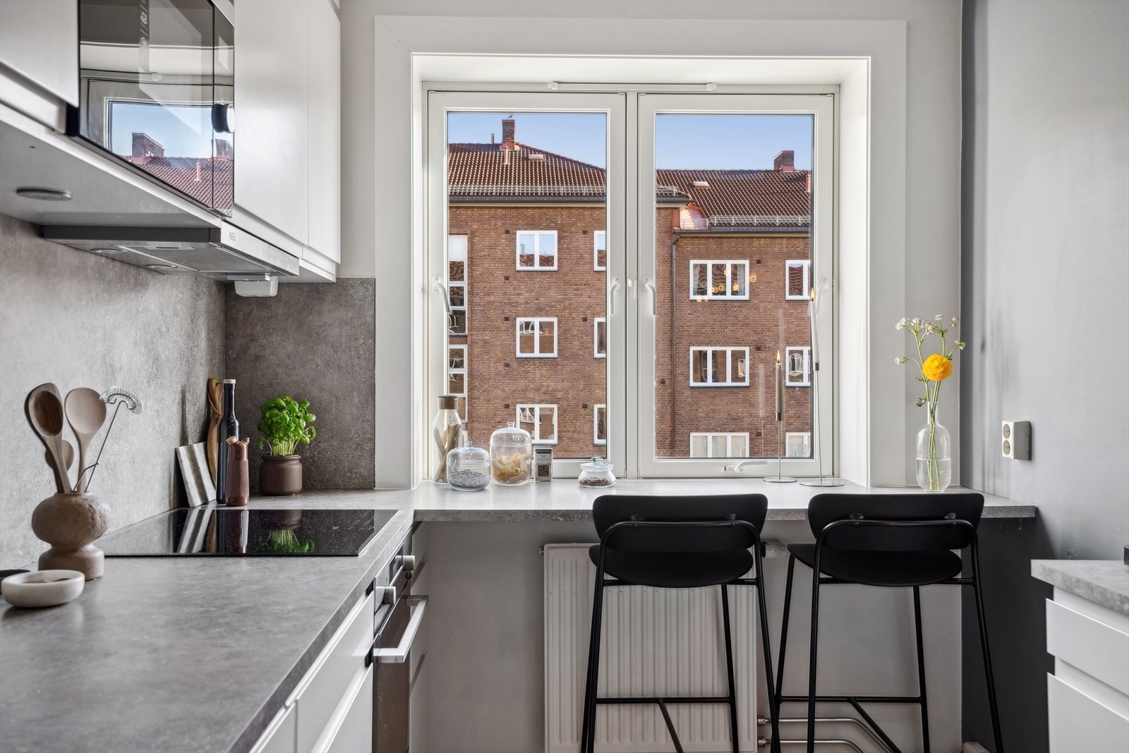 Koselig plass til å nyte morgenkaffen med utsikt over den flotte bakgården. Galleribilde